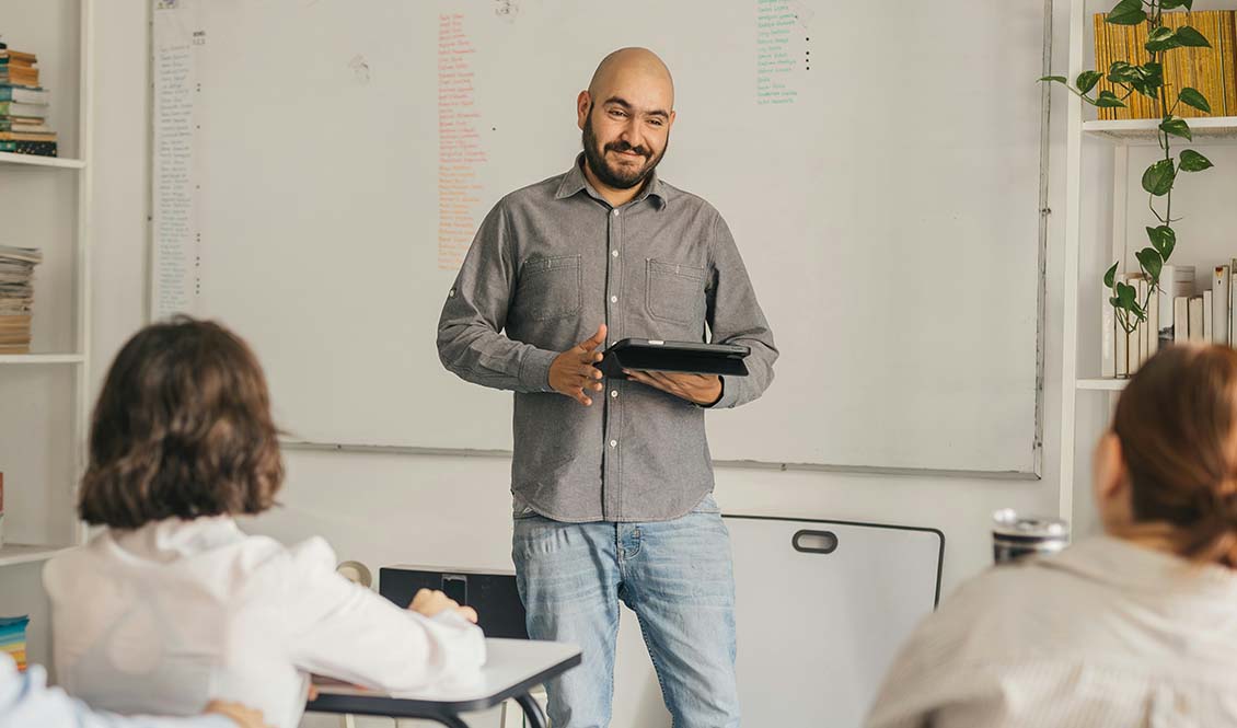 Workshop mit einem Sprecher an einem Whiteboard